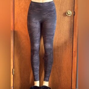 Spanx black and gray camouflage tummy control seamless leggings size Small